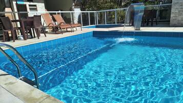 2 piscinas externas, funciona das 10h às 21h, guarda-sóis