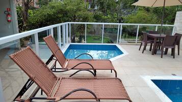 2 piscinas externas, funciona das 10h às 21h, guarda-sóis