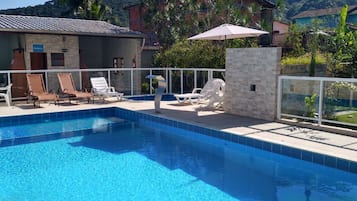 2 udendørs pools, åben fra kl. 10.00 til kl. 21.00, parasoller