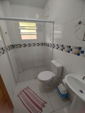 Economy-lejlighed - 1 soveværelse | Badeværelse | Bruser, håndklæder