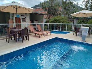 2 outdoor pools, open 10 AM to 9 PM, pool umbrellas - Quitinetes Canto Verde Caraguá (Caraguatatuba)