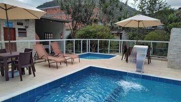 2 utendørsbassenger og bassengparasoller