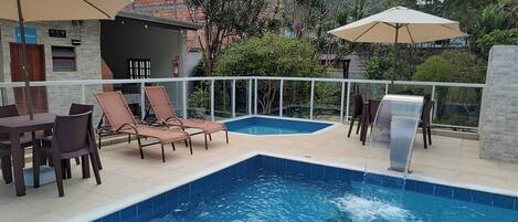 2 udendørs pools, åben fra kl. 10.00 til kl. 21.00, parasoller