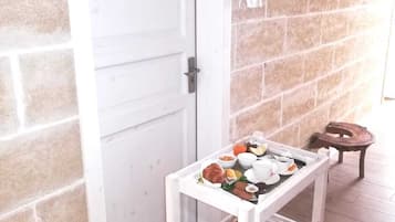 Superior Suite, 1 Queen Bed, Non Smoking | In-room dining