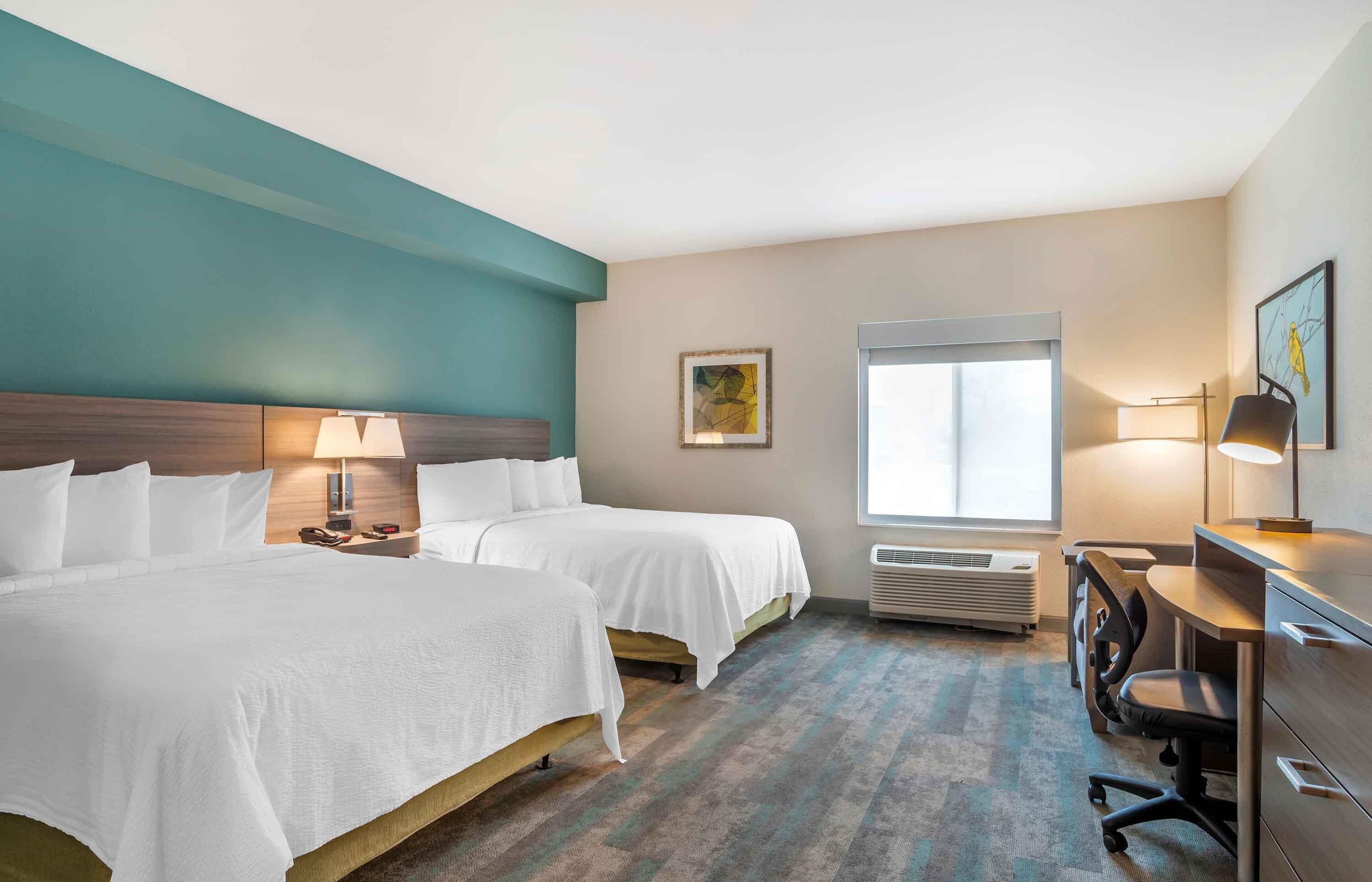 Premium bedding, desk, iron/ironing board, WiFi (free)