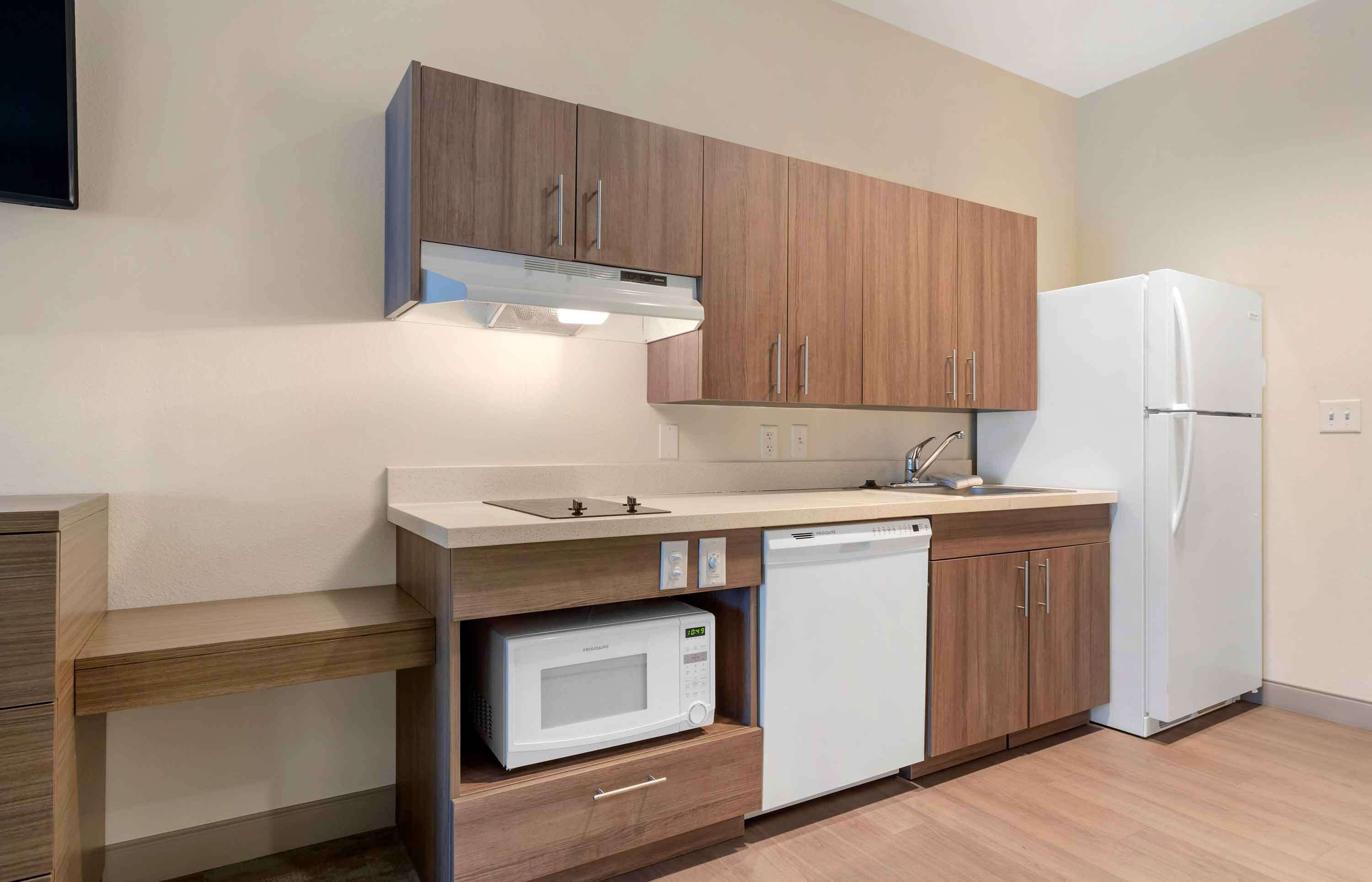 studio, 2 queen beds, non smoking | private kitchen | full-sized fridge, microwave, stovetop, cookware/dishes/utensils
