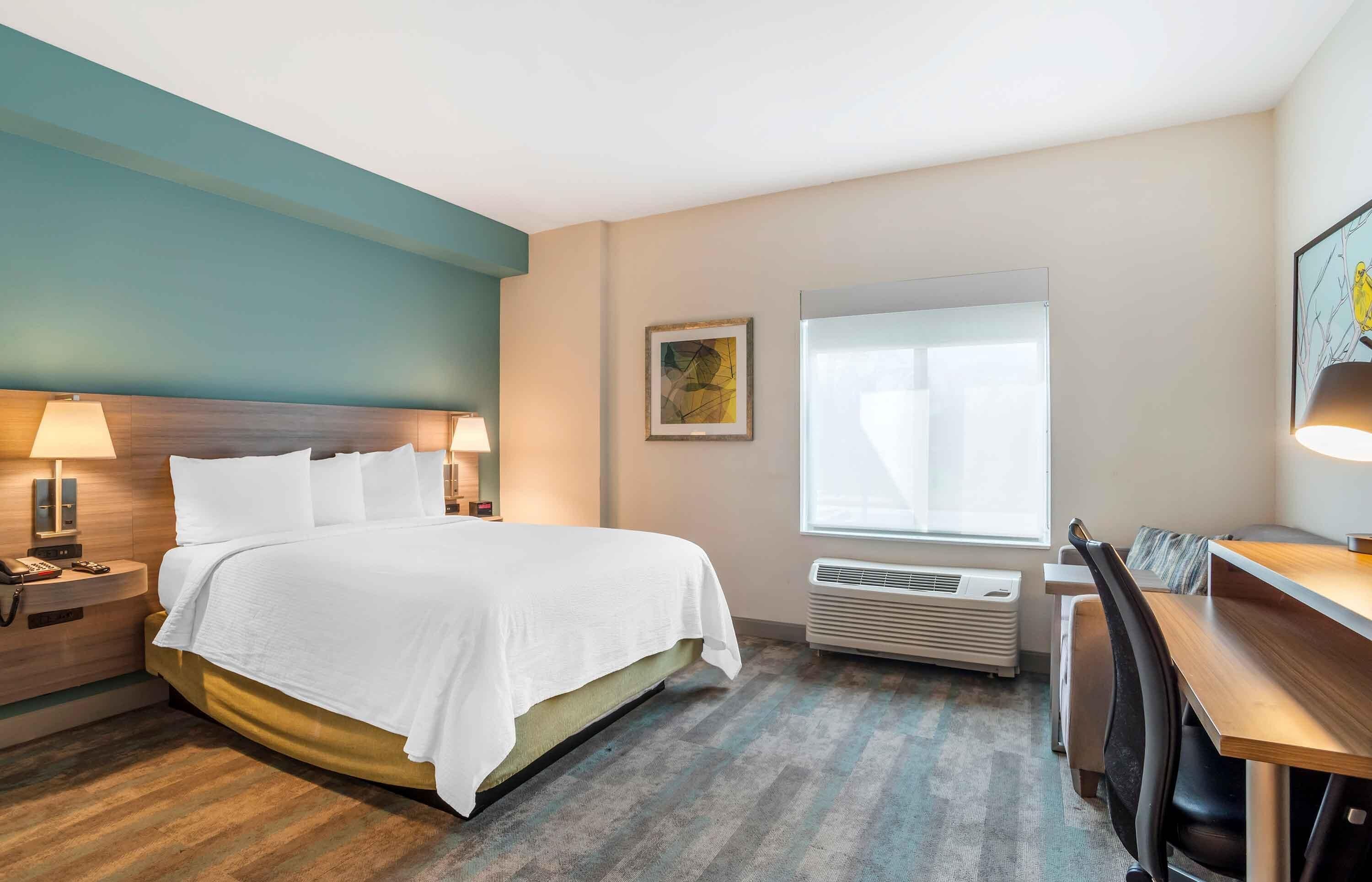 Studio, 1 Queen Bed, Non Smoking | Premium bedding, desk, iron/ironing board, WiFi (free)