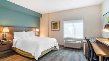 Studio, 1 Queen Bed, Non Smoking | Premium bedding, desk, iron/ironing board, WiFi (free)