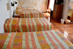 经典四人房, 多张床, 无烟房 | 客房内保险箱、办公桌、免费 WiFi、床单