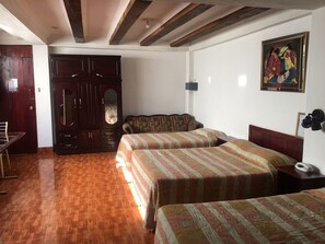 ห้องคลาสสิกสำหรับสี่ท่าน, หลายเตียง, ปลอดบุหรี่ | ตู้นิรภัยในห้องพัก, โต๊ะทำงาน, Wi-Fi ฟรี, ผ้าปูที่นอน