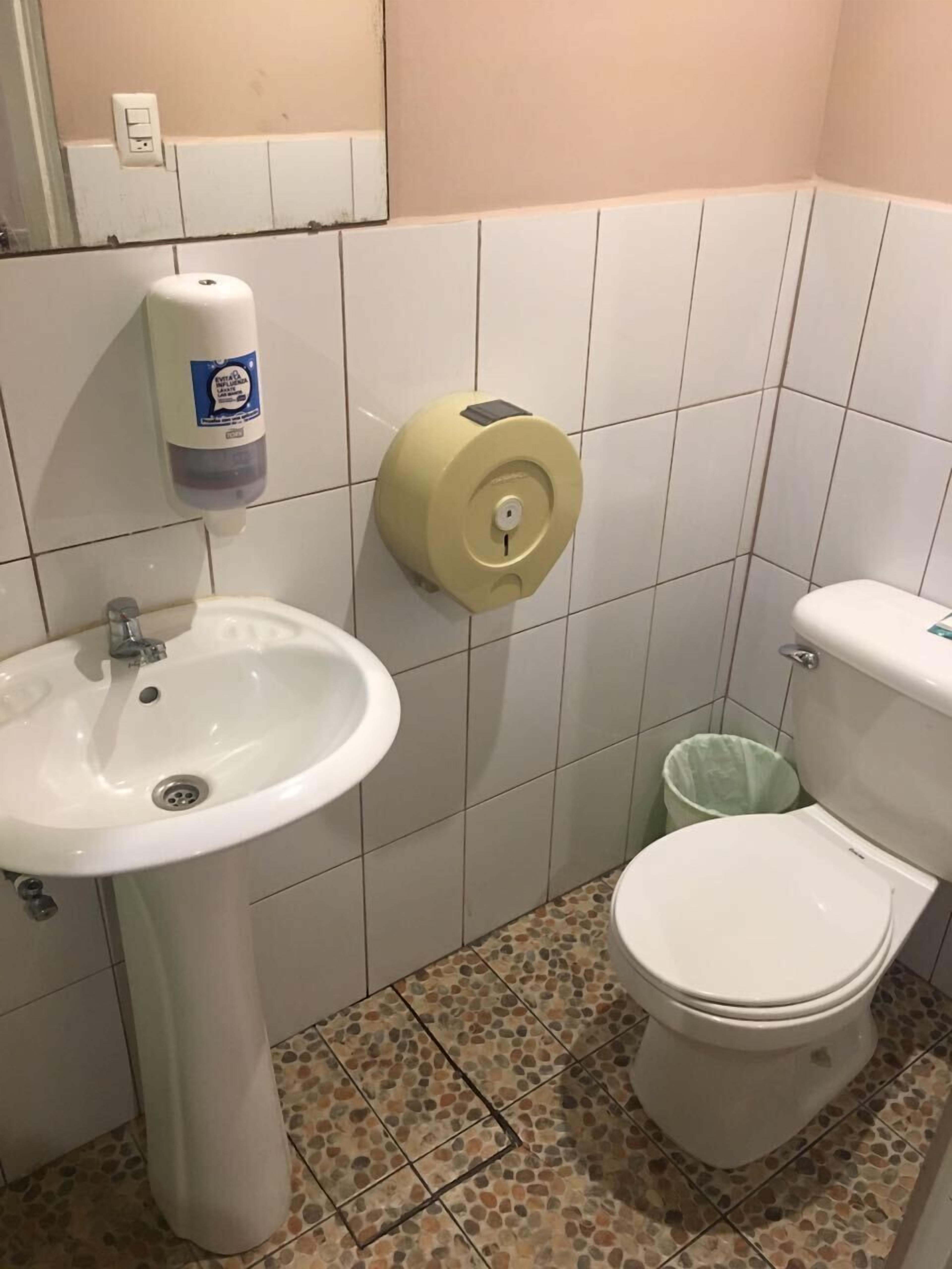 classic single room, non smoking | bathroom | shower, free toiletries, towels