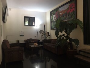 Lobby sitting area - Hotel Posada de los Proceres (Guatemala City)