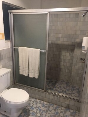 Habitación cuádruple clásica, varias camas, para no fumadores | Caja de seguridad en la habitación, escritorio y wifi gratis 