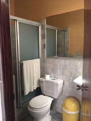 Classic Triple Room, Multiple Beds, Non Smoking | Bathroom | Shower, free toiletries, towels