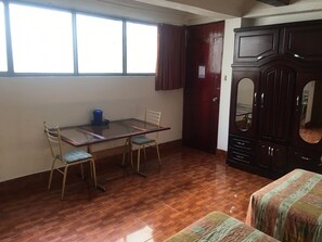 ห้องคลาสสิกสำหรับสี่ท่าน, หลายเตียง, ปลอดบุหรี่ | ตู้นิรภัยในห้องพัก, โต๊ะทำงาน, Wi-Fi ฟรี, ผ้าปูที่นอน