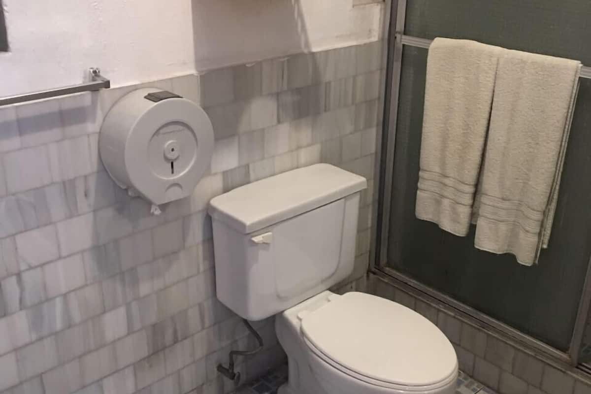 classic quadruple room, multiple beds, non smoking | bathroom | shower, free toiletries, towels