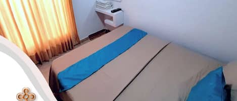 Kahden hengen perushuone, 1 parisänky, tupakointi kielletty | Tallelokero huoneessa, ilmaiset lisävuoteet, ilmainen Wi-Fi