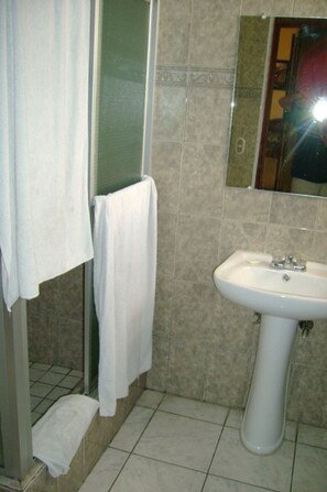 Een douche, gratis toiletartikelen, handdoeken