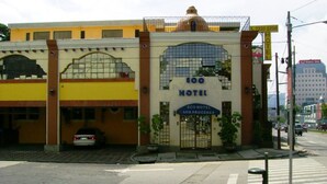 A hotel with a prominent sign reading "100 HOTEL" and "ECO HOTEL LOS PROCERES." - Eco Hotel Los Proceres (Guatemala City)