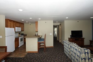 Televisión, chimenea y reproductor de DVD