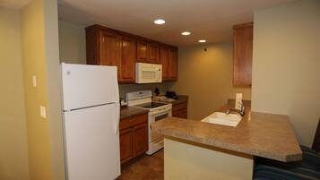 Fridge, microwave, stovetop, dishwasher