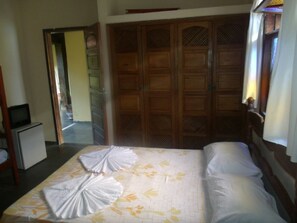 Minibar, free WiFi, bed sheets