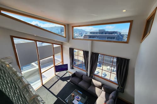 Departamento, 4 habitaciones, balcón | Área de sala de estar | Televisión de pantalla plana