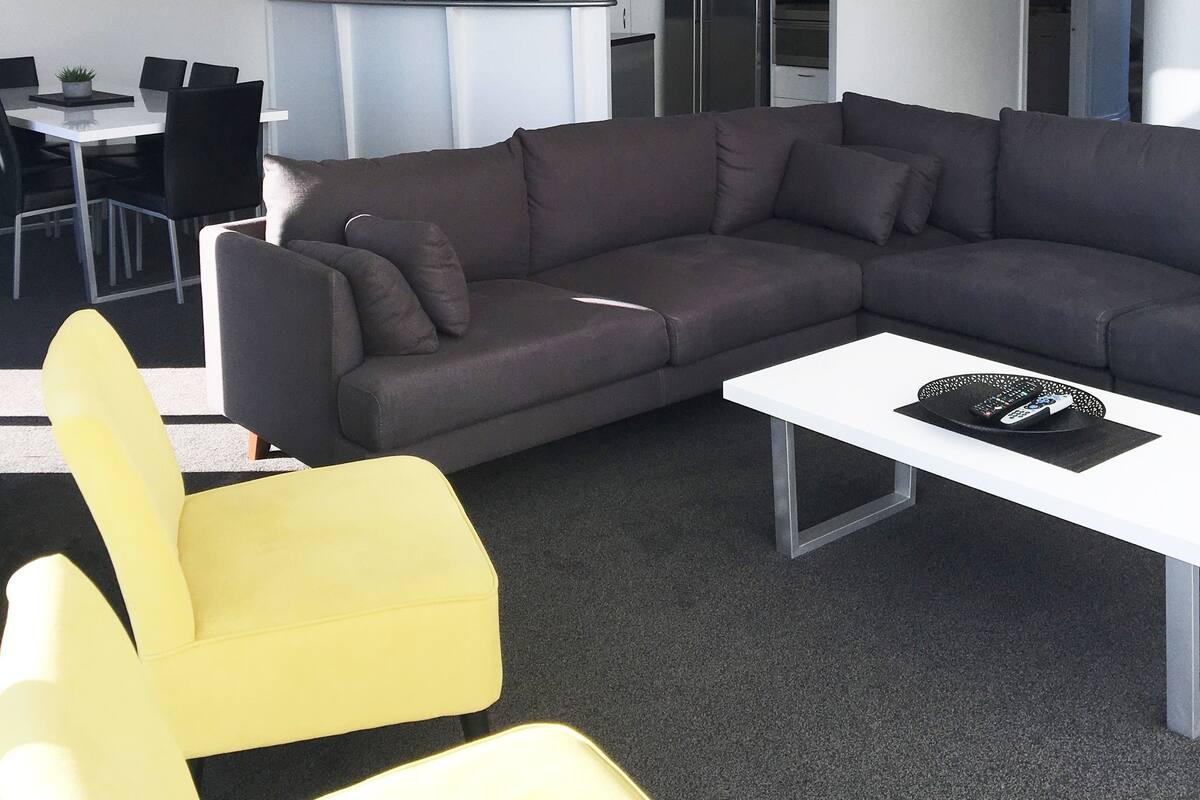 Leilighet, 4 soverom | Oppholdsområde | Flatskjerm-TV