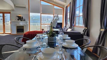 Apartemen, 4 kamar tidur, balkon | Area keluarga | TV layar datar