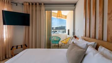 Chambre Double Premium, 1 grand lit, balcon, vue marina | Rideaux occultants, Wi-Fi gratuit, draps fournis