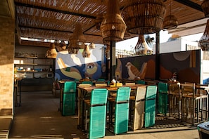 Quán bar thể thao