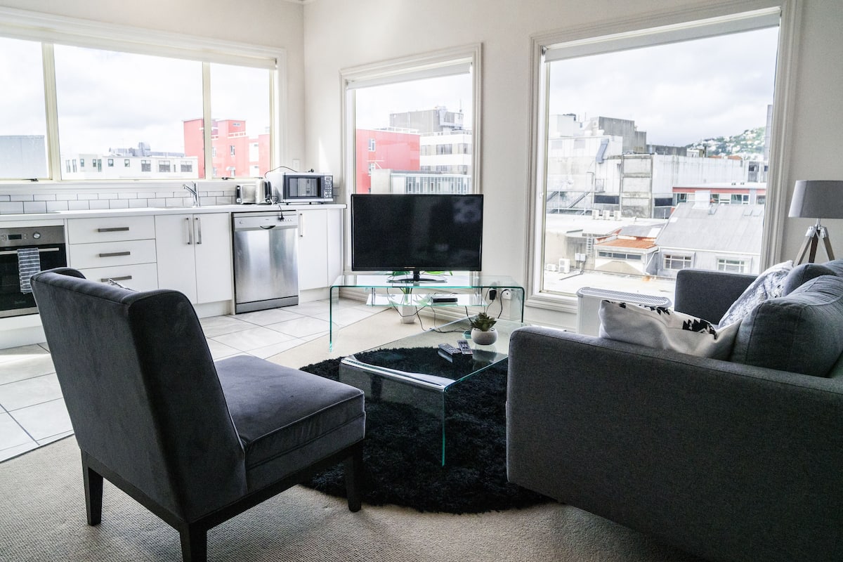 Penthouse, 2 slaapkamers, balkon (Level 4 - lift access to Level 2 only) | Woonkamer | Een flatscreentelevisie