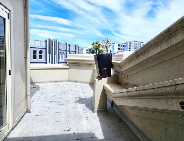 Apartamento luxo, 2 quartos | Terraço/pátio