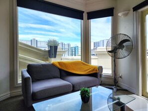 Deluxe-Apartment, 2 Schlafzimmer | Wohnbereich | Flachbildfernseher