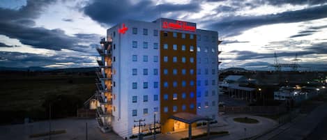 Vista frontal de la propiedad