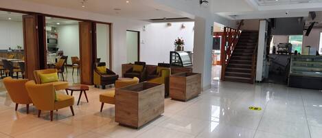 Coin salon dans le hall