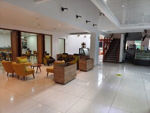 Lobby sitting area - La Luna Inn (Lima)