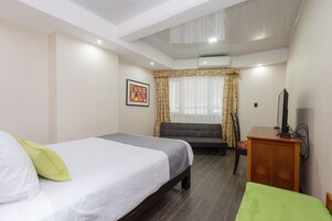 Doppia Standard | Biancheria da letto ipoallergenica, una scrivania, insonorizzazione