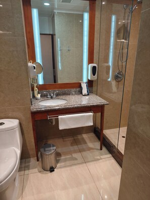 Standard Double Room | Bilik Mandi | Tab mandi rendaman dalam, kelengkapan dandanan diri percuma 