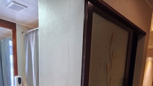 Une pièce avec une porte coulissante, un bureau avec une lampe et une chaise.