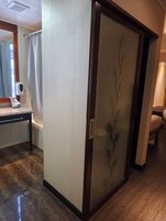 标准双床房 | 防过敏的被褥、办公桌、隔音、熨斗/熨板