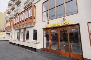 Pintu masuk hartanah