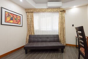 Doppia Standard | Biancheria da letto ipoallergenica, una scrivania, insonorizzazione