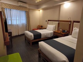 标准双床房 | 防过敏的被褥、办公桌、隔音、熨斗/熨板