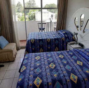 Classic-Doppelzimmer, 2 Doppelbetten, Nichtraucher, eigenes Bad | Laptopgeeigneter Arbeitsplatz, Bügeleisen/Bügelbrett