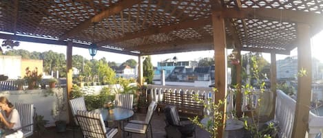 Desayuno con opciones de la cocina local incluido todos los días