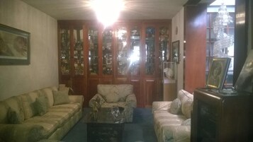 Una televisión de pantalla plana