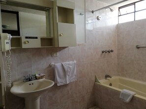 Classic-Doppelzimmer, 2 Doppelbetten, Nichtraucher, eigenes Bad | Badezimmer | Duschwanne, kostenlose Toilettenartikel, Handtücher