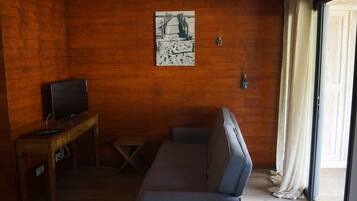 Bungalow (Reef ) | Premium bedding, blackout curtains, soundproofing, free WiFi