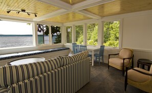 TV connectée, lecteur de DVD, livres